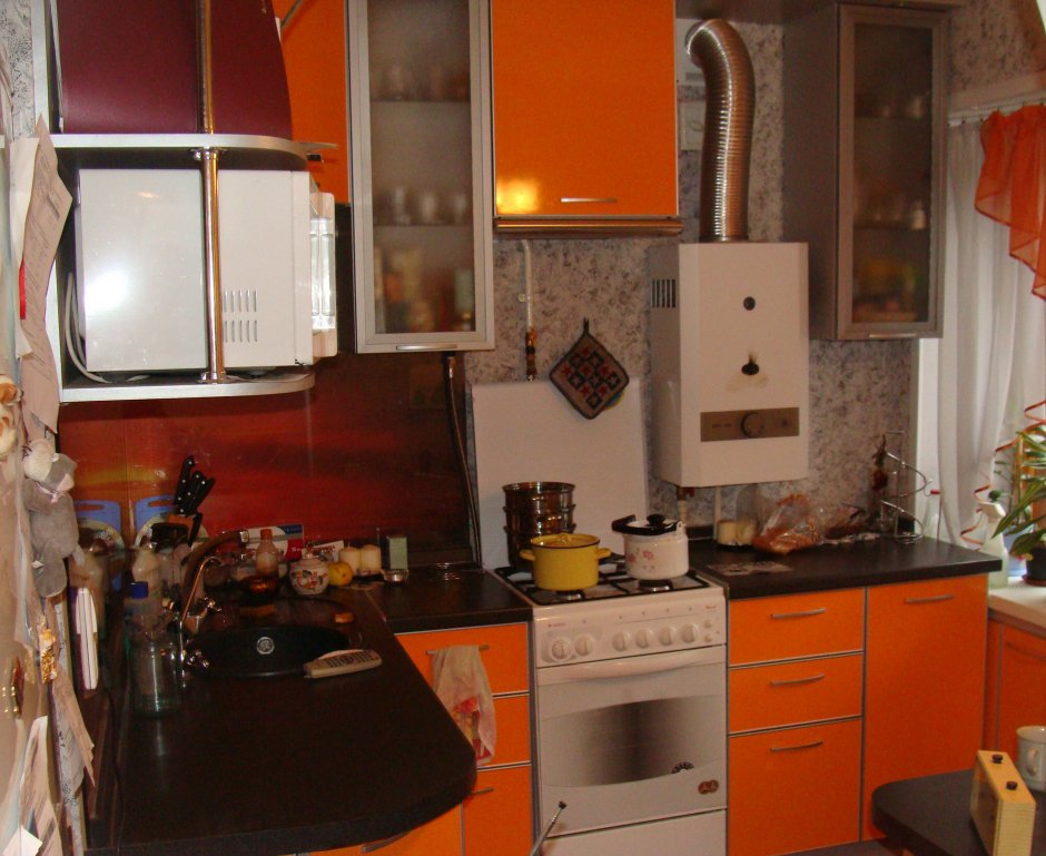Кухня в хрущевке 6м с холодильником и газовой колонкой