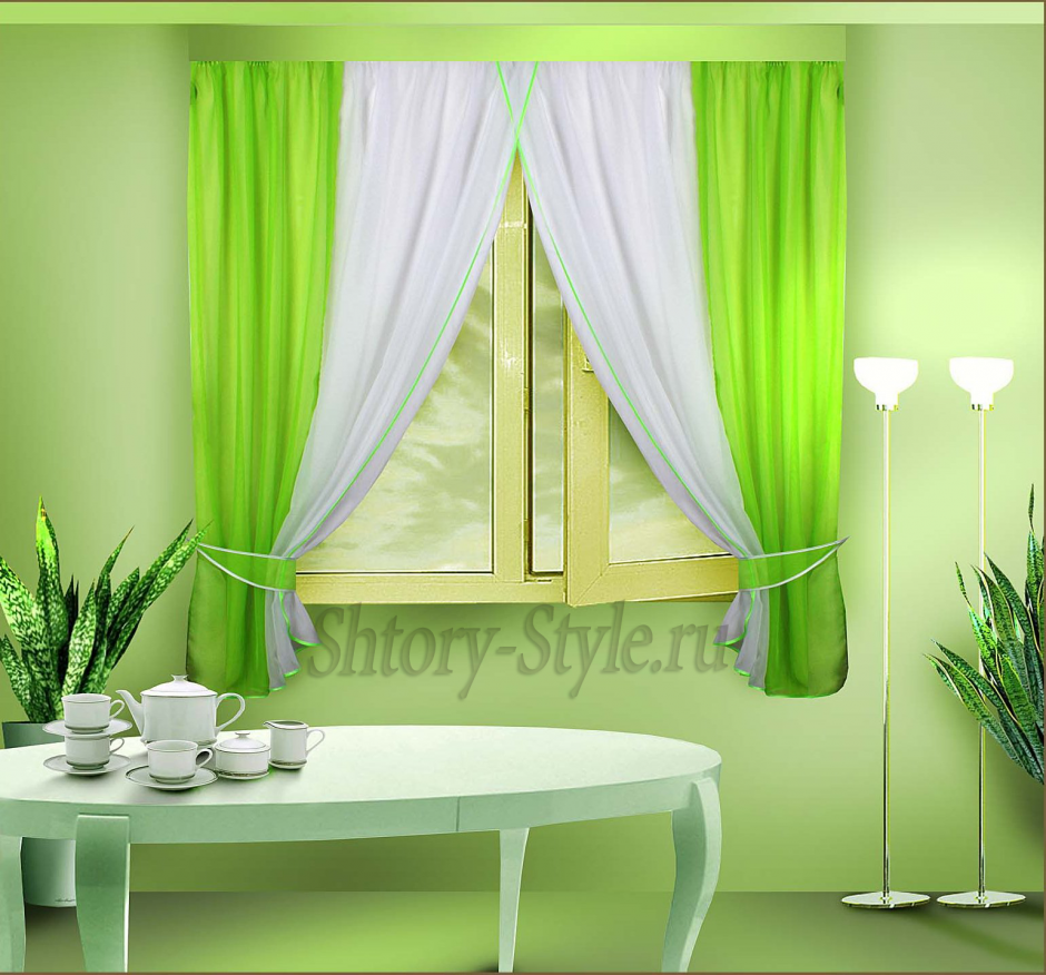 Белая кухня с зелеными шторами