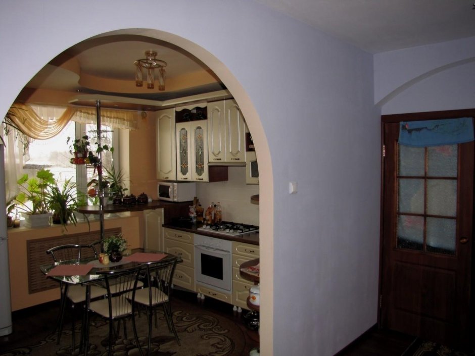 Большие арки между кухней и гостиной