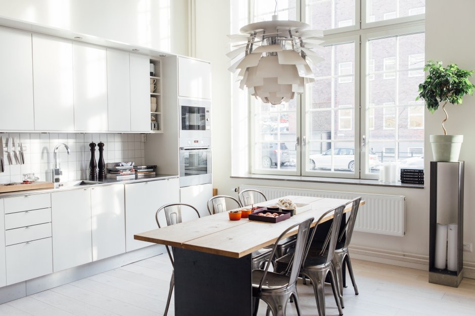 Кухня в скандинавском стиле с панорамным окном