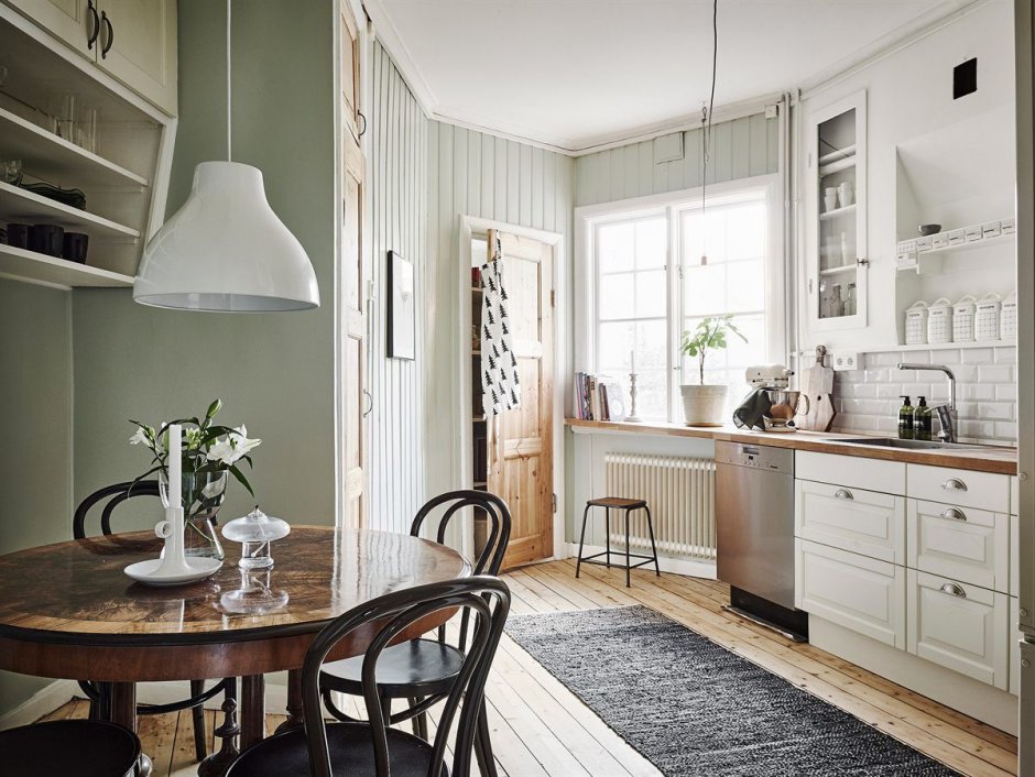 Кухни в частном доме в скандинавском стиле у окна