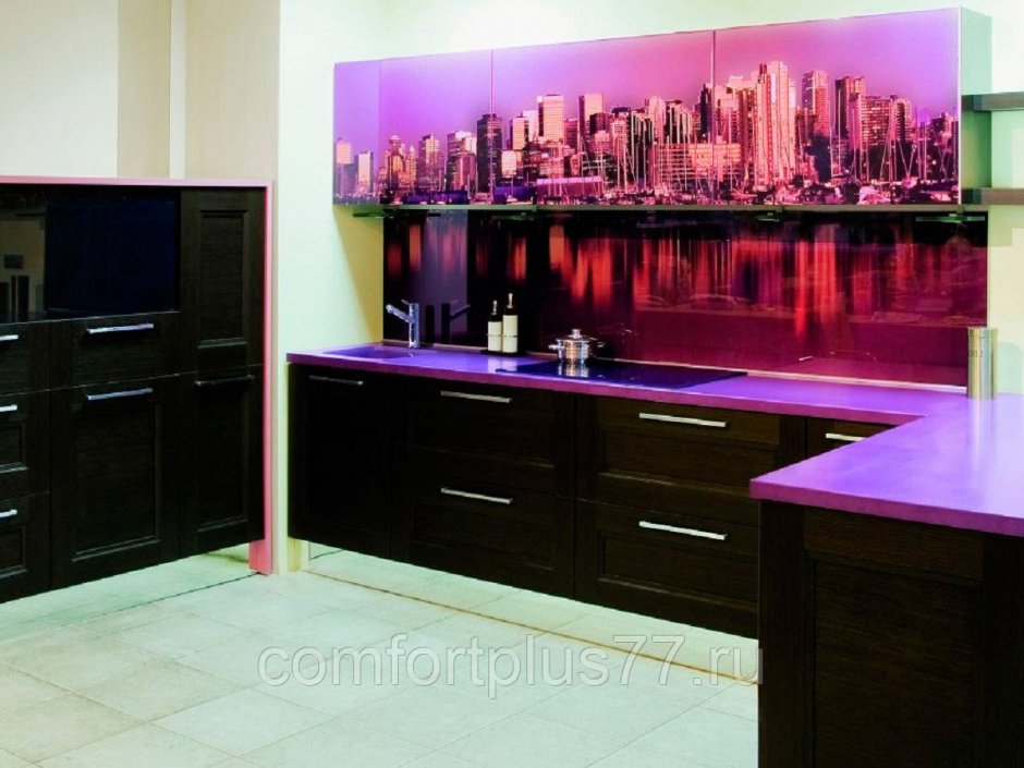 Фиолетовая кухня с черной столешницей (35 фото)