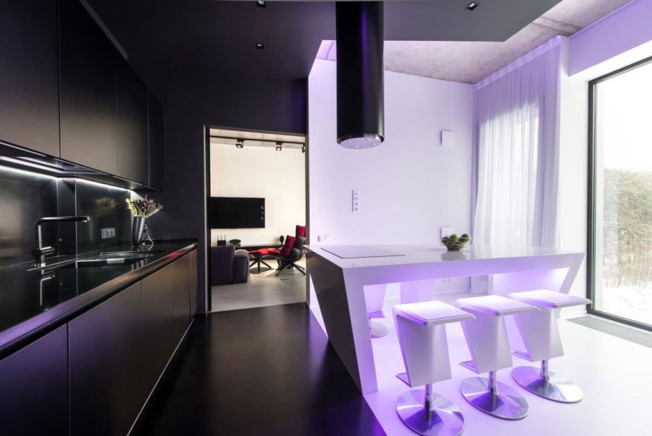 Черная кухня с фиолетовой подсветкой