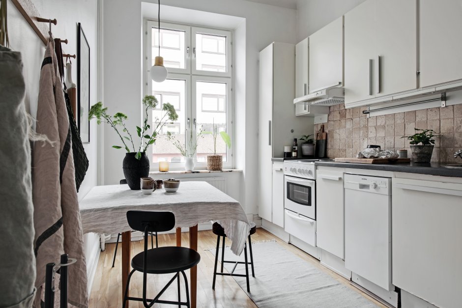 Белая кухня в скандинавском стиле с диваном