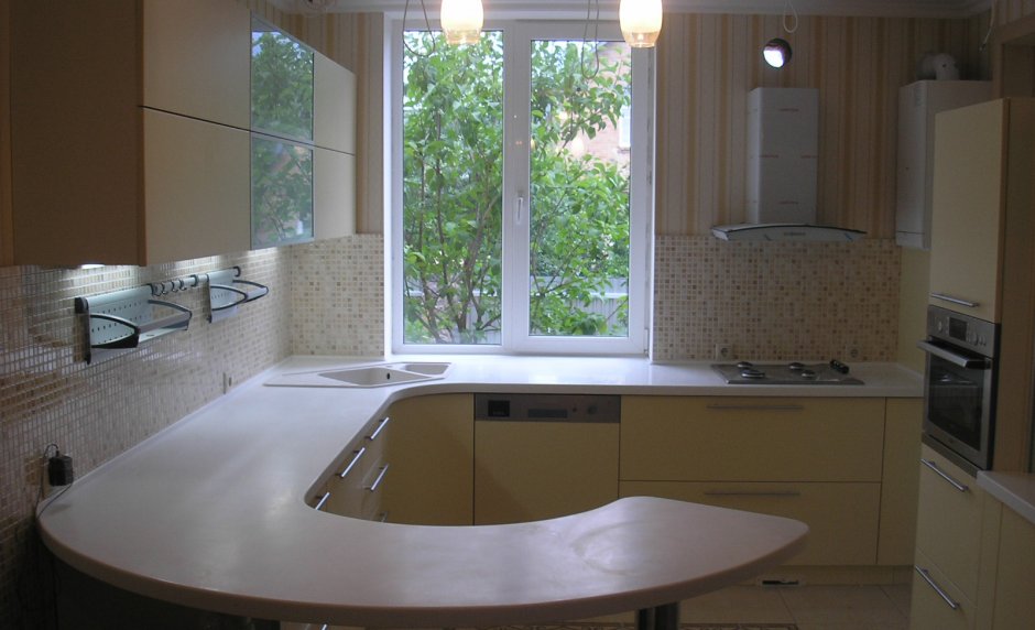 Столешница вдоль окна на кухне