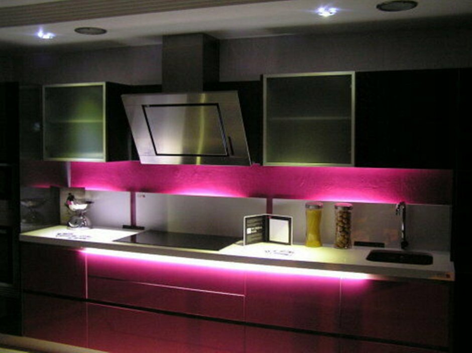 Цветная подсветка на кухне