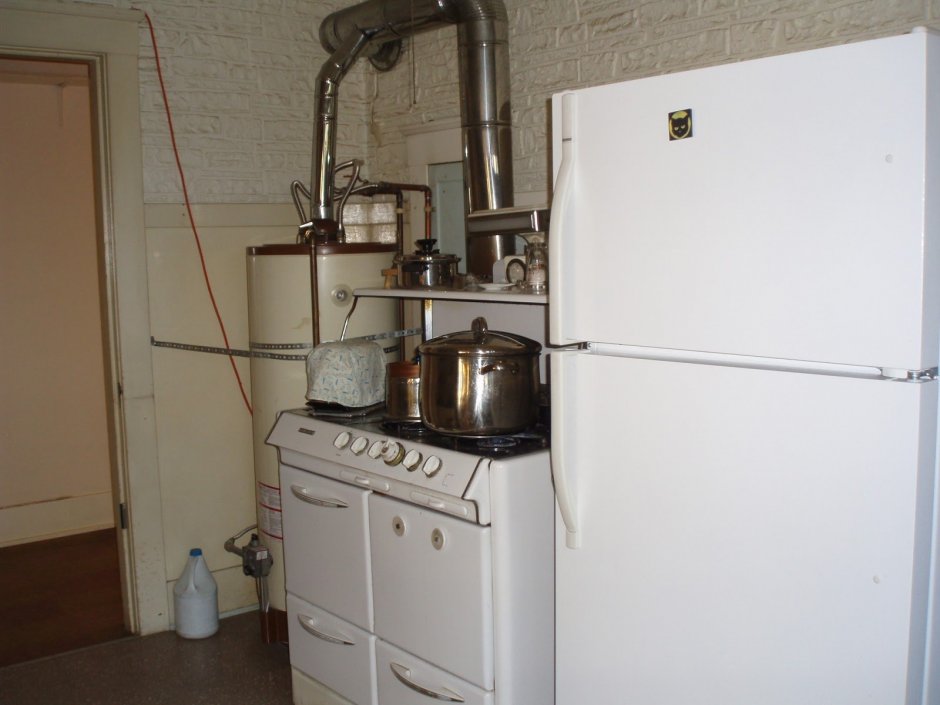 Напольный газовый котел на кухне в частном доме
