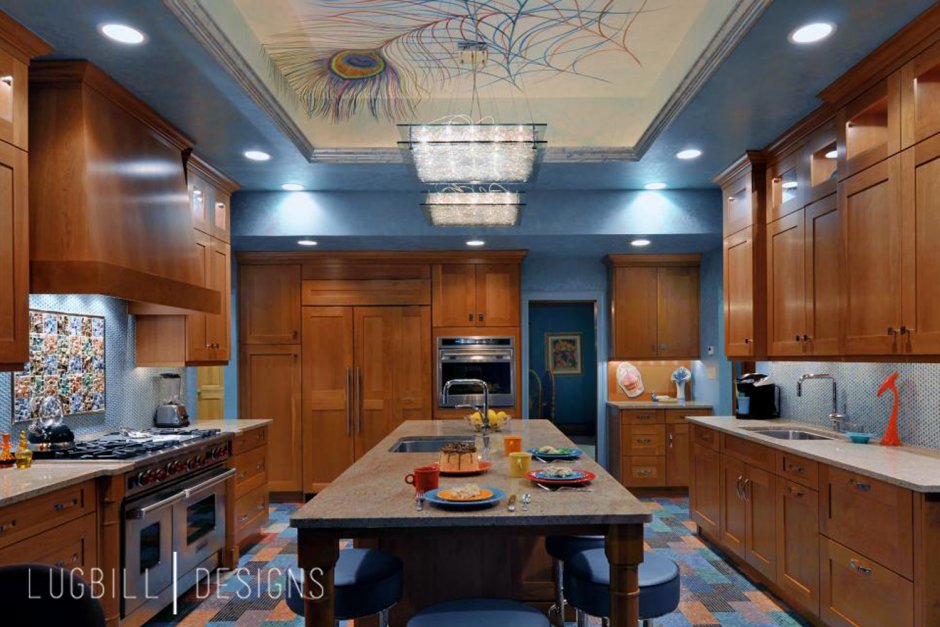 Темно синий потолок в кухне