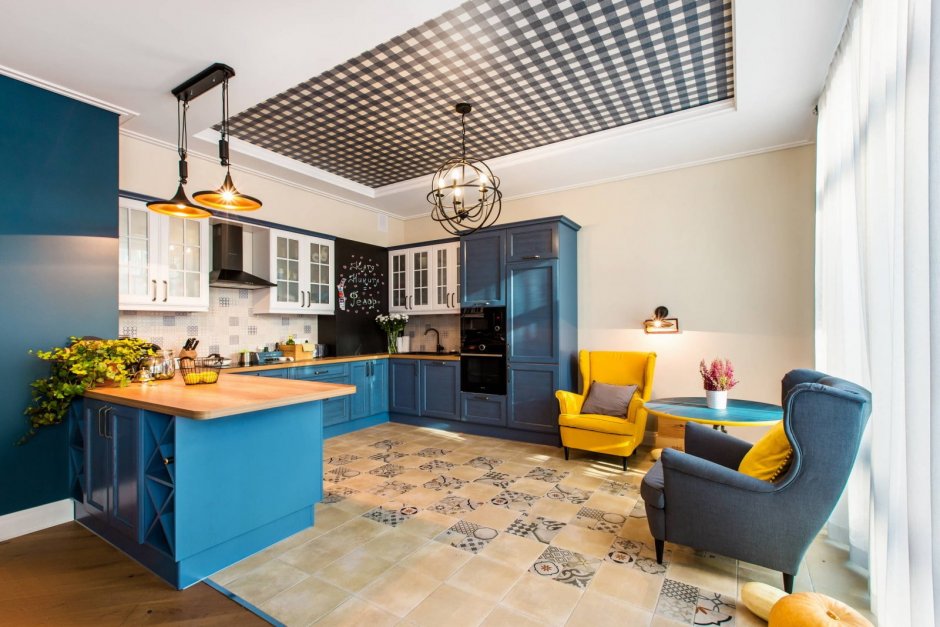 Голубая кухня с желтым креслом