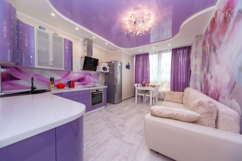 Фиолетовый потолок на кухне