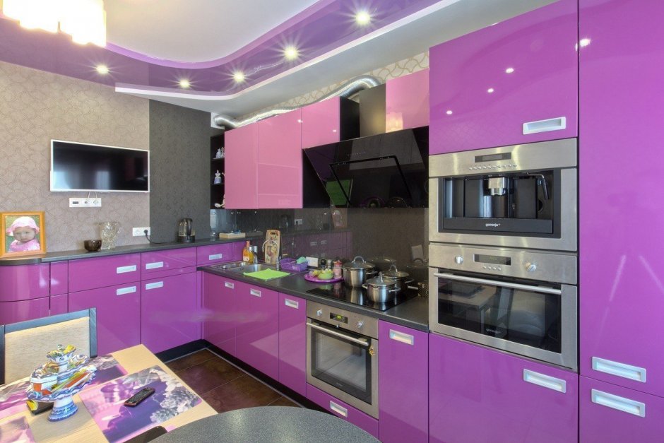 Кухня гостиная в бело фиолетовых тонах