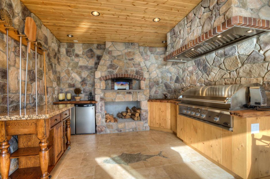 Летняя кухня из натурального камня