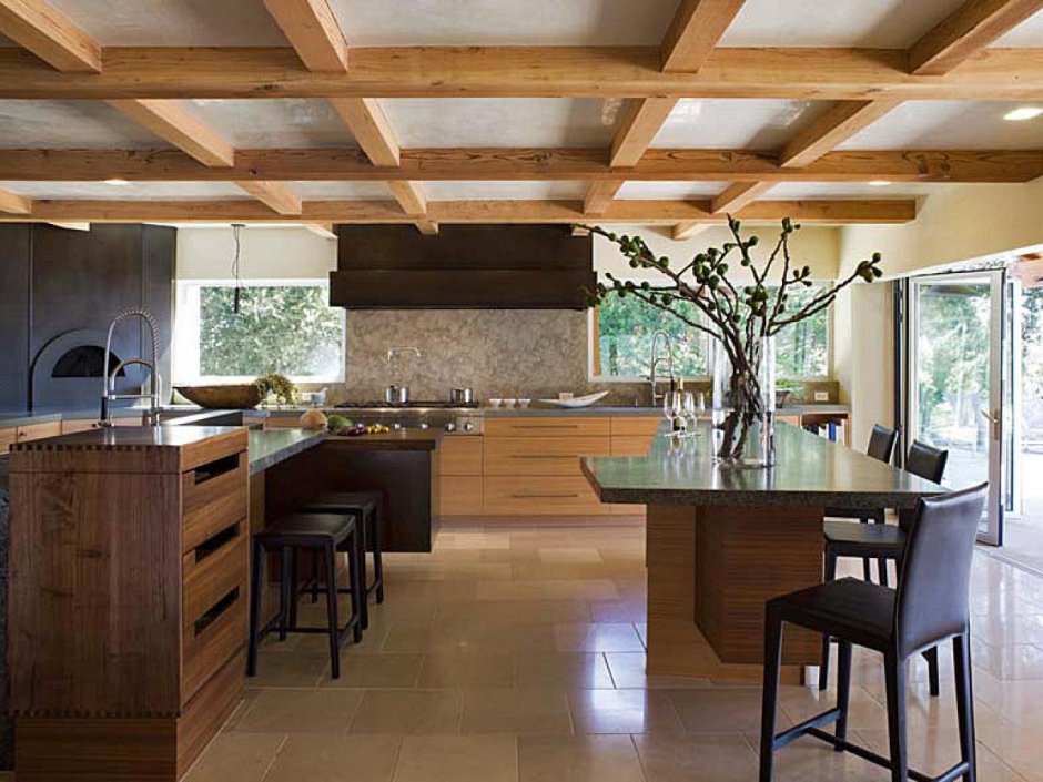 Кухня с деревянными балками на потолке (35 фото)