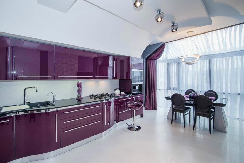 Интерьер кухни с фиолетовым гарнитуром