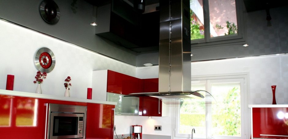 Красно черный натяжной потолок на кухне