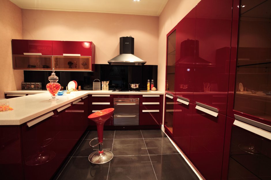 Интерьер кухни в бордовом цвете
