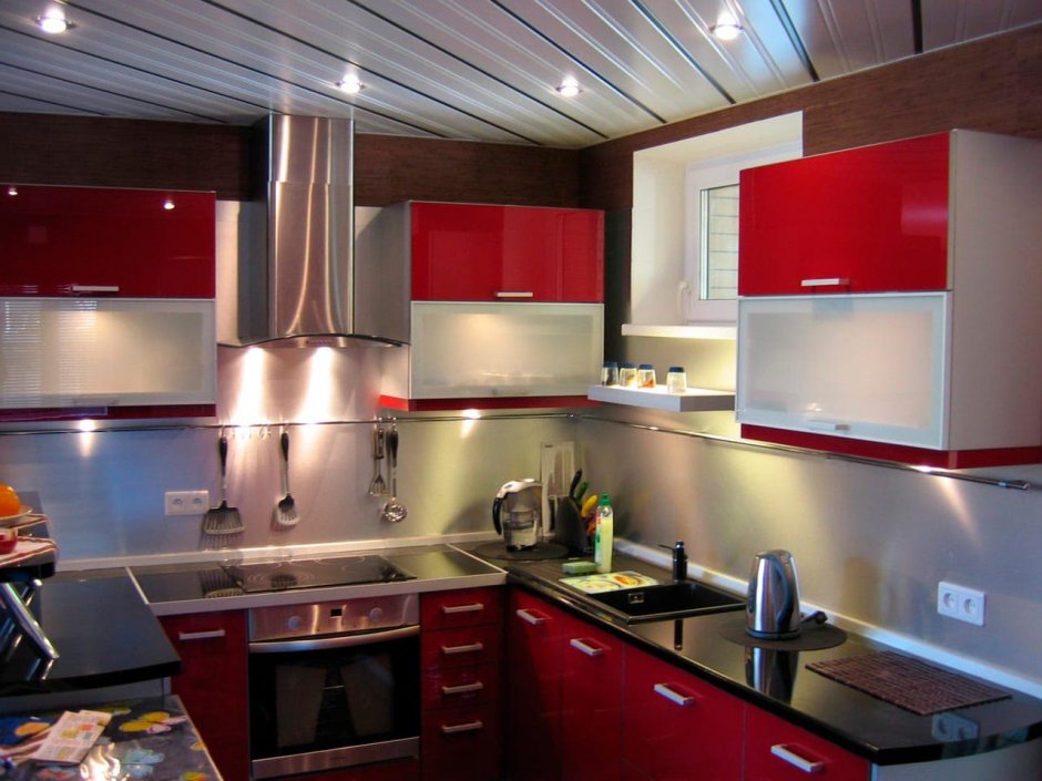 Угловые кухни бордового цвета