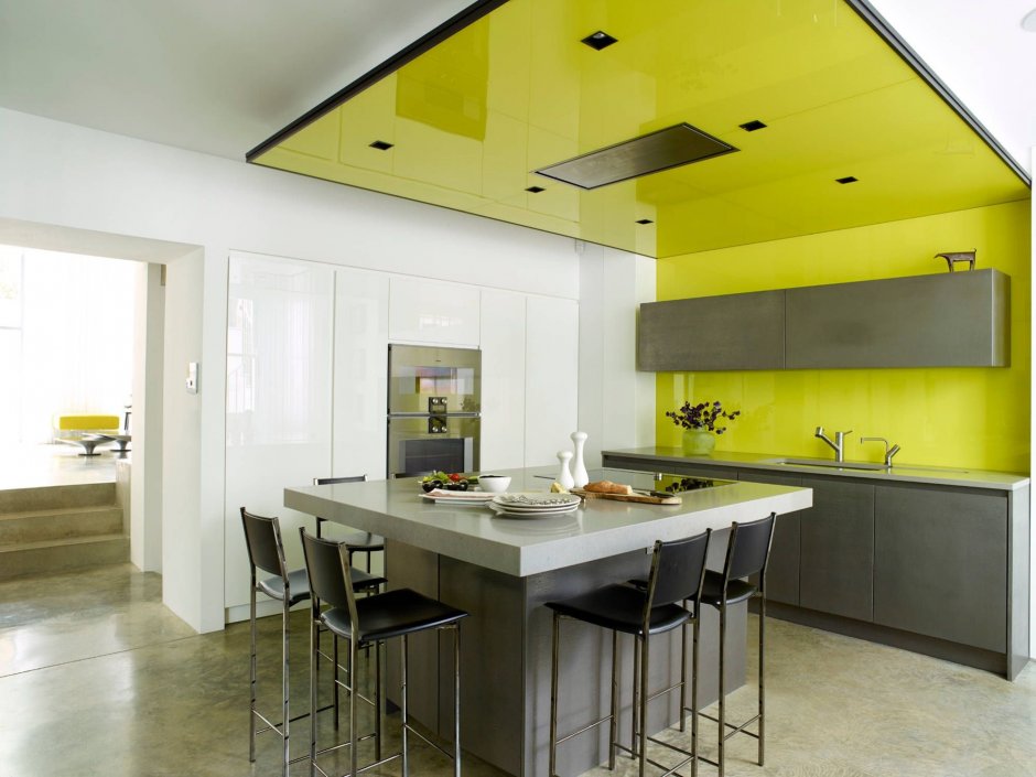 Серый потолок в интерьере кухни (34 фото)