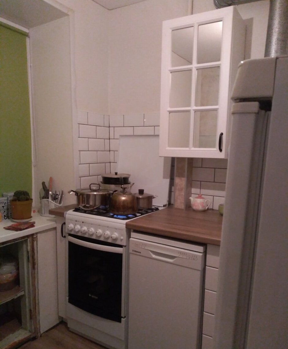 Кухня в хрущевке 5 кв.м с холодильником и газовой колонкой