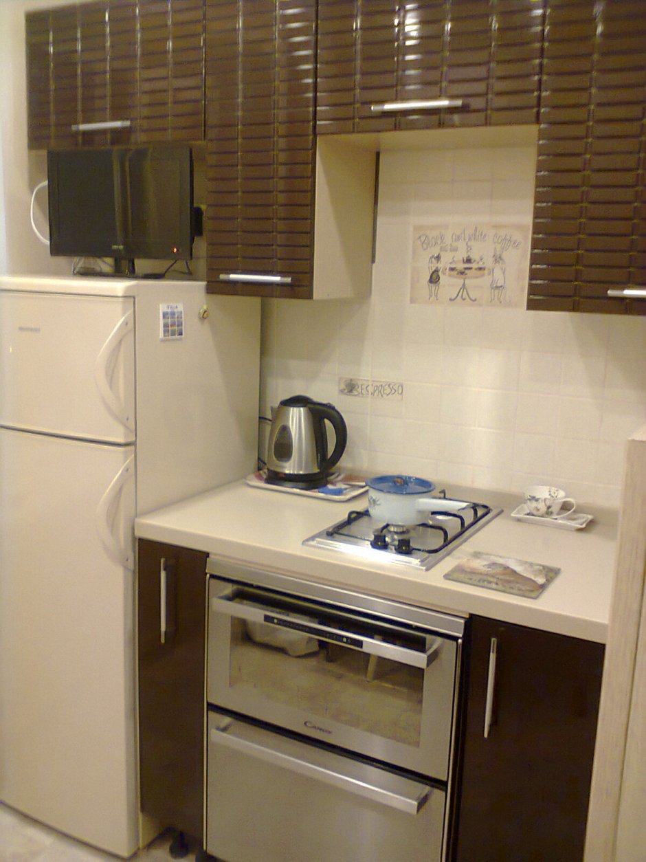 Духовой шкаф над стиральной машиной на кухне фото