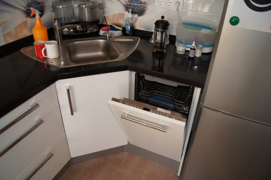 Угловая кухня для маленькой кухни с посудомоечной машиной
