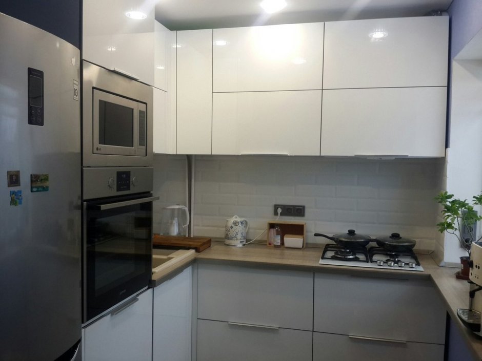 Минимализм кухни 6 кв м в хрущевке с холодильником