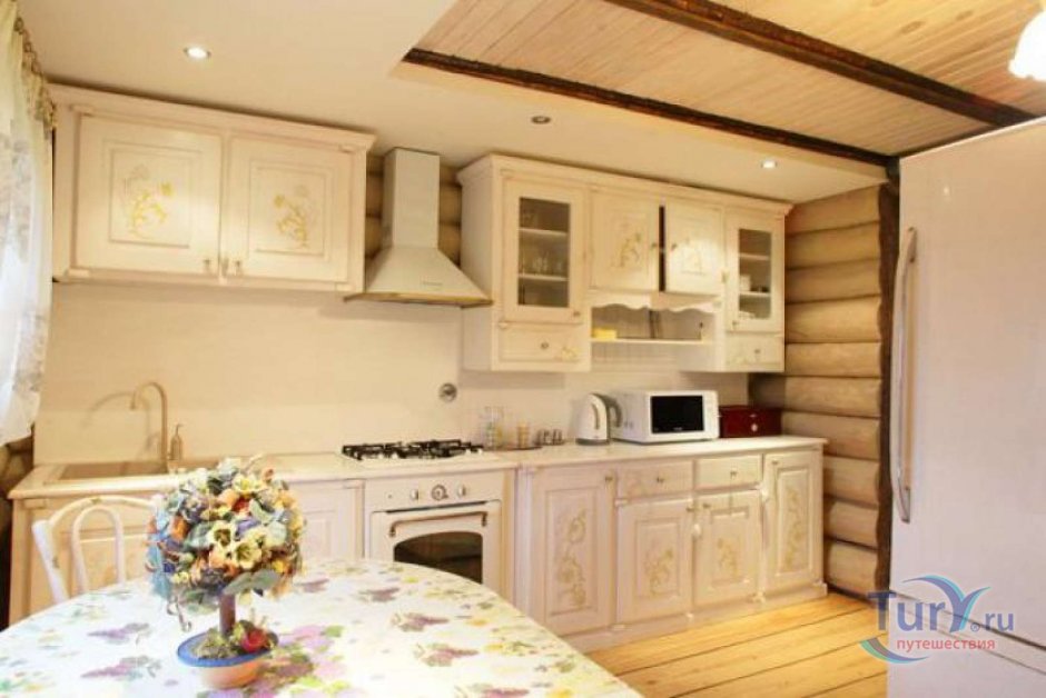 Светлый интерьер кухни в деревянном доме