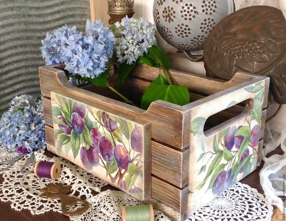 Декупаж деревянной коробки для цветов