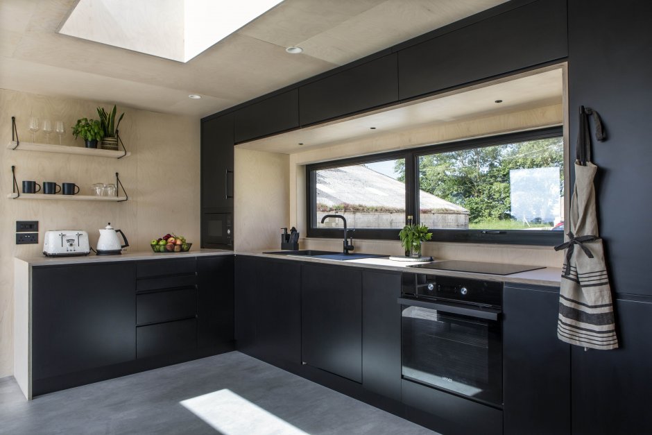 Стильная черная кухня и окно
