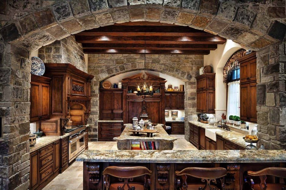 Кухня в замковом стиле