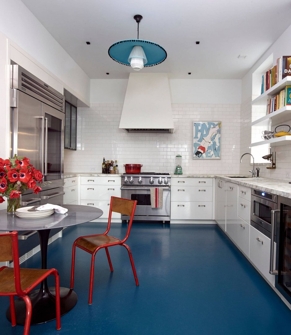 Голубой пол в интерьере кухни