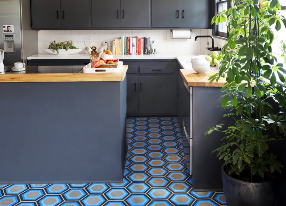 Синяя плитка на полу на кухне