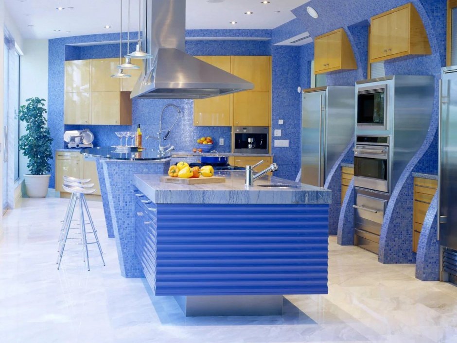 Яркая голубая кухня
