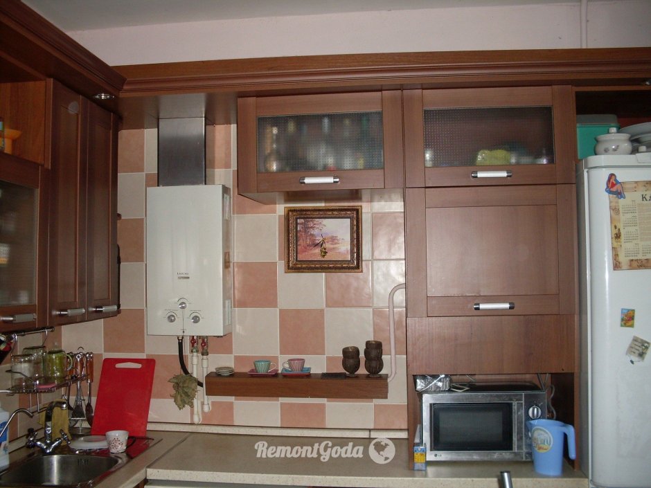 Кухонный гарнитур с АГВ на стене