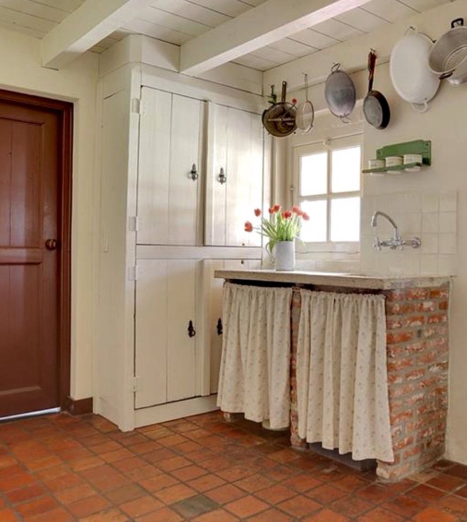 Кухня с занавесками вместо дверей (34 фото)