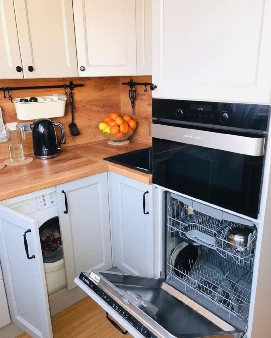 Маленькая кухня с посудомоечной машиной и холодильником