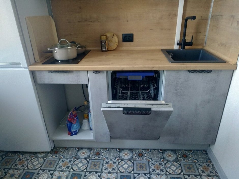 Посудомойка в маленькой кухне