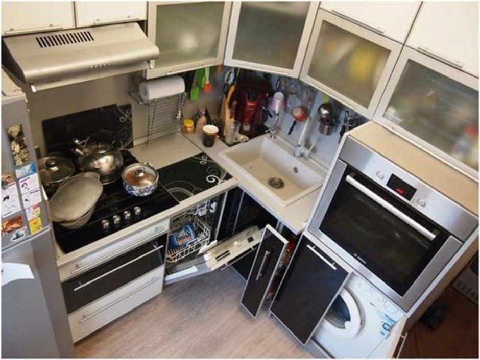 Маленькая угловая кухня с посудомоечной машиной