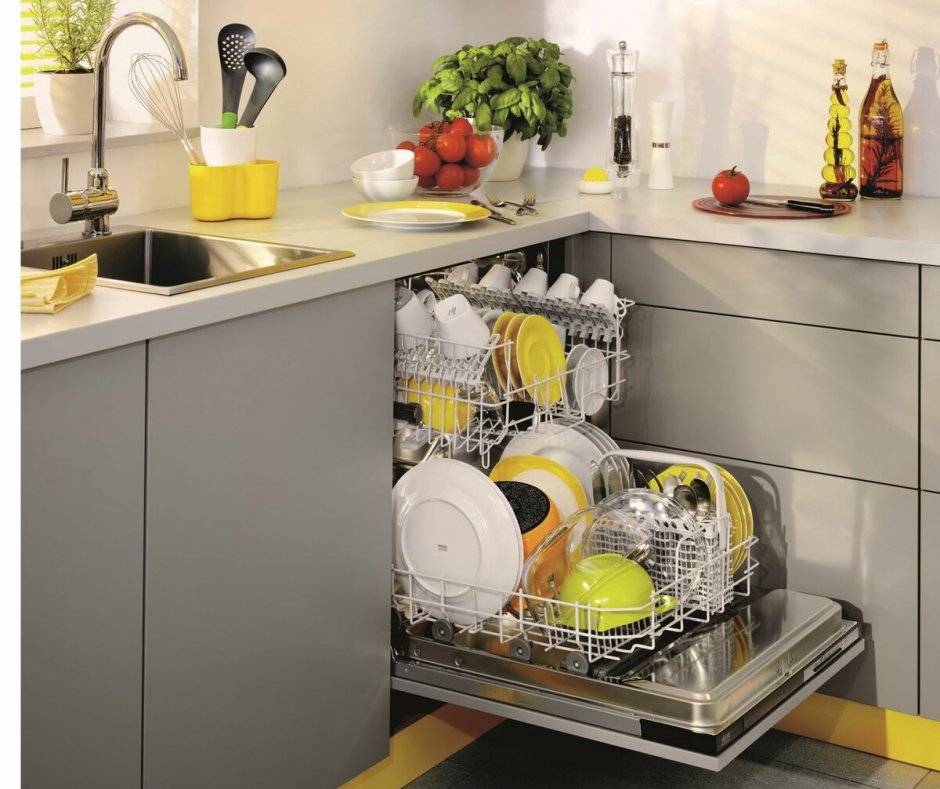 Отдельностоящая посудомоечная машина в интерьере маленькой кухни