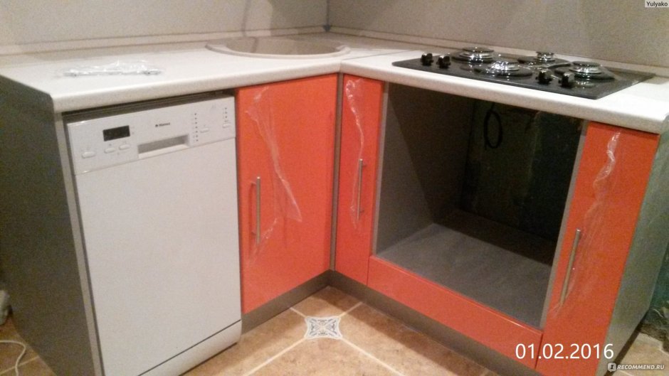 Угловая кухня с посудомоечной машиной не встраиваемой