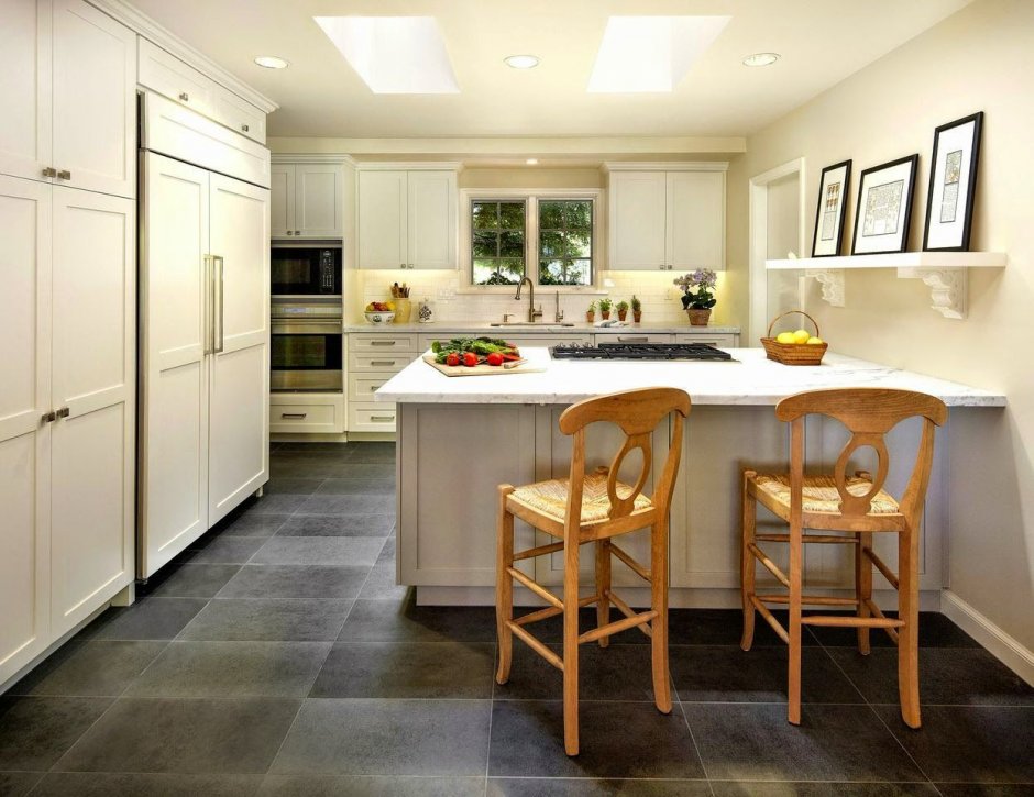 Белый стол на кухне с серой плиткой на полу