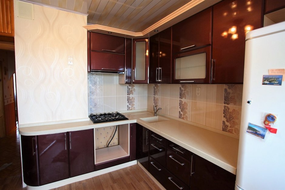Кухонные гарнитуры для кухни 9 метров с вентиляционным коробом