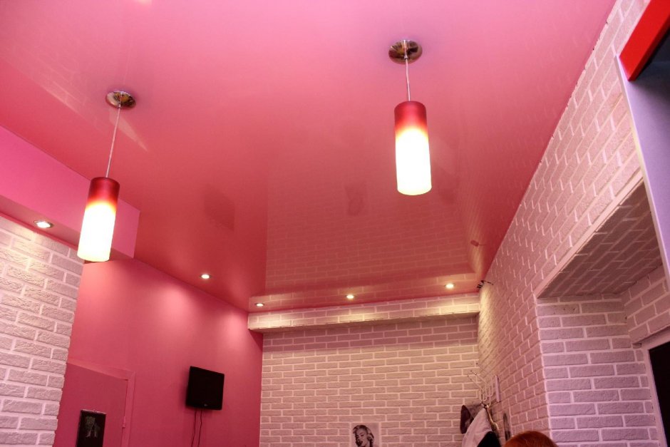 Розовый матовый потолок