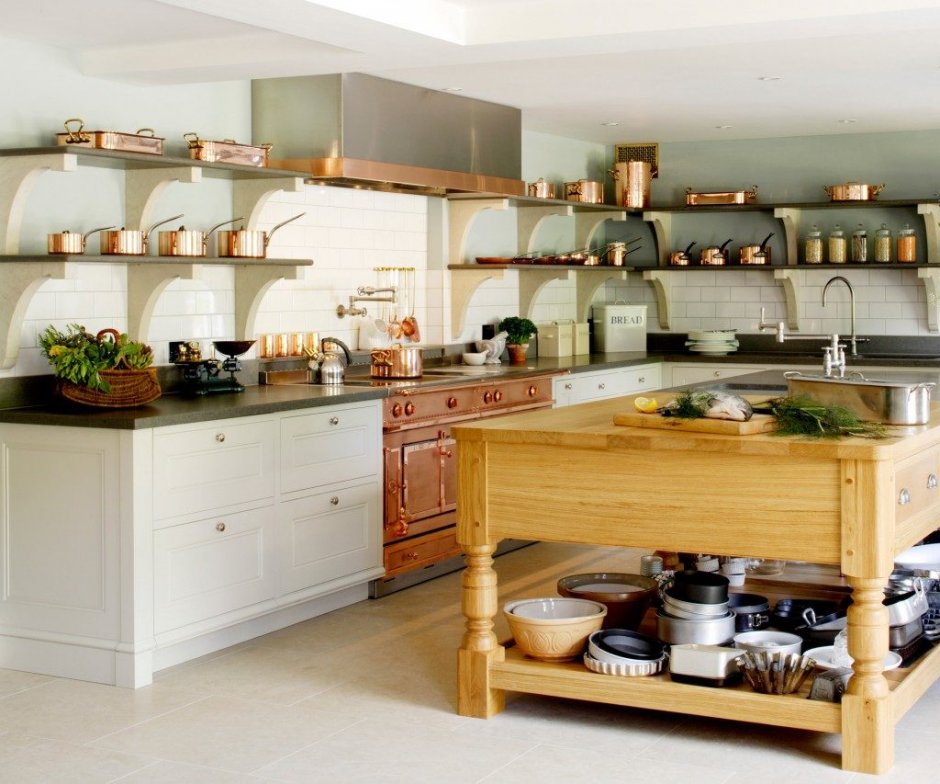 Кухня с открытыми деревянными полками