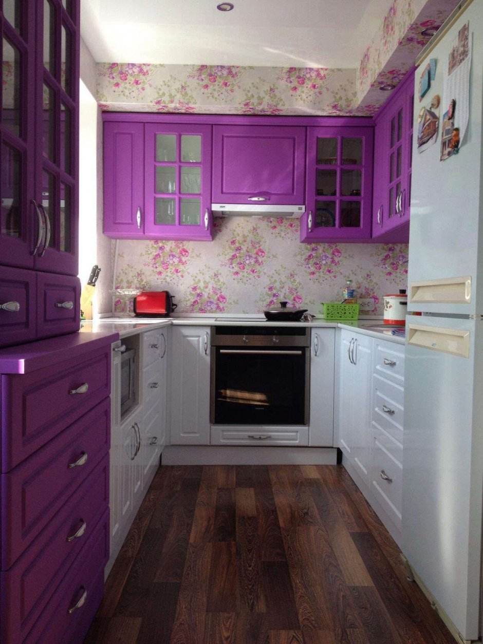 Фиолетовая кухня с барной стойкой