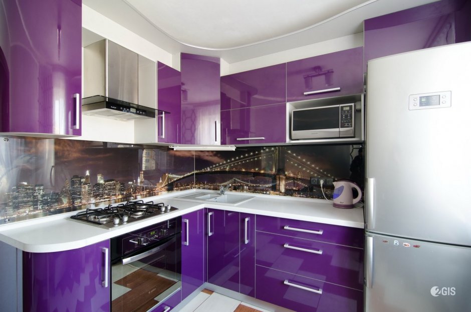 Кухню в хрущевке фиолетовая с темным фартуком