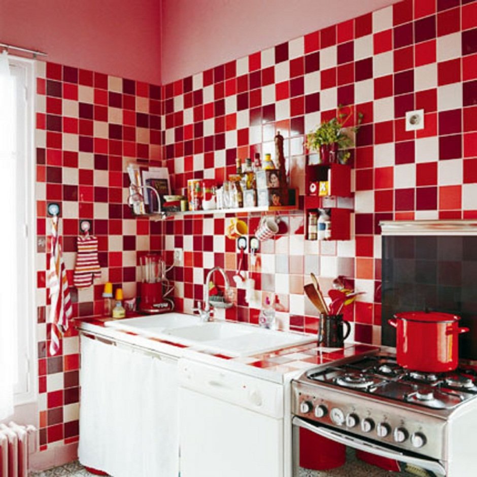 Красная плитка в интерьере кухни