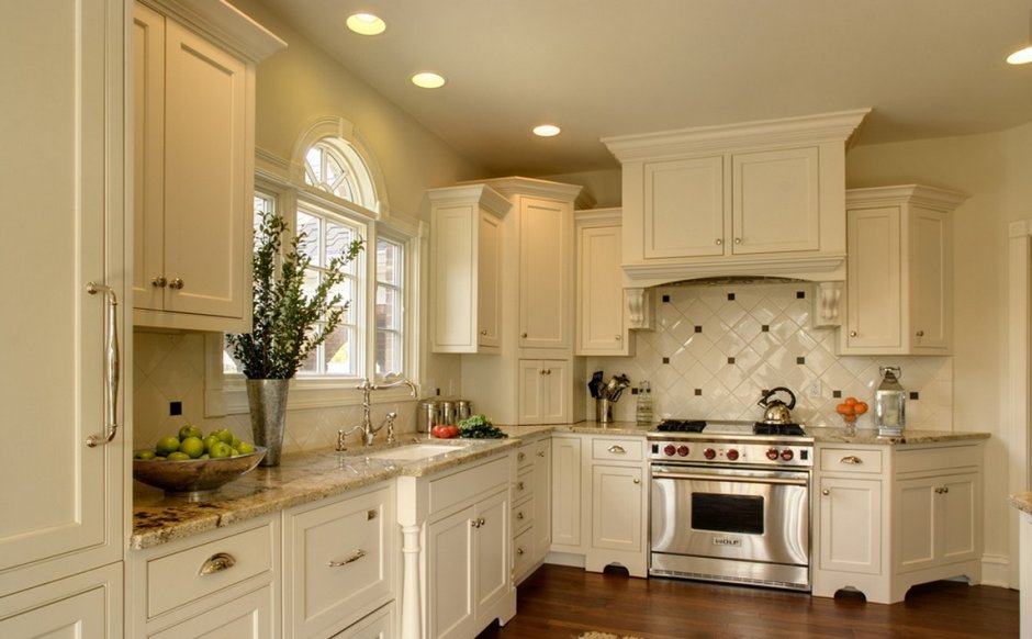 Белая кухня с в классическом стиле с окном