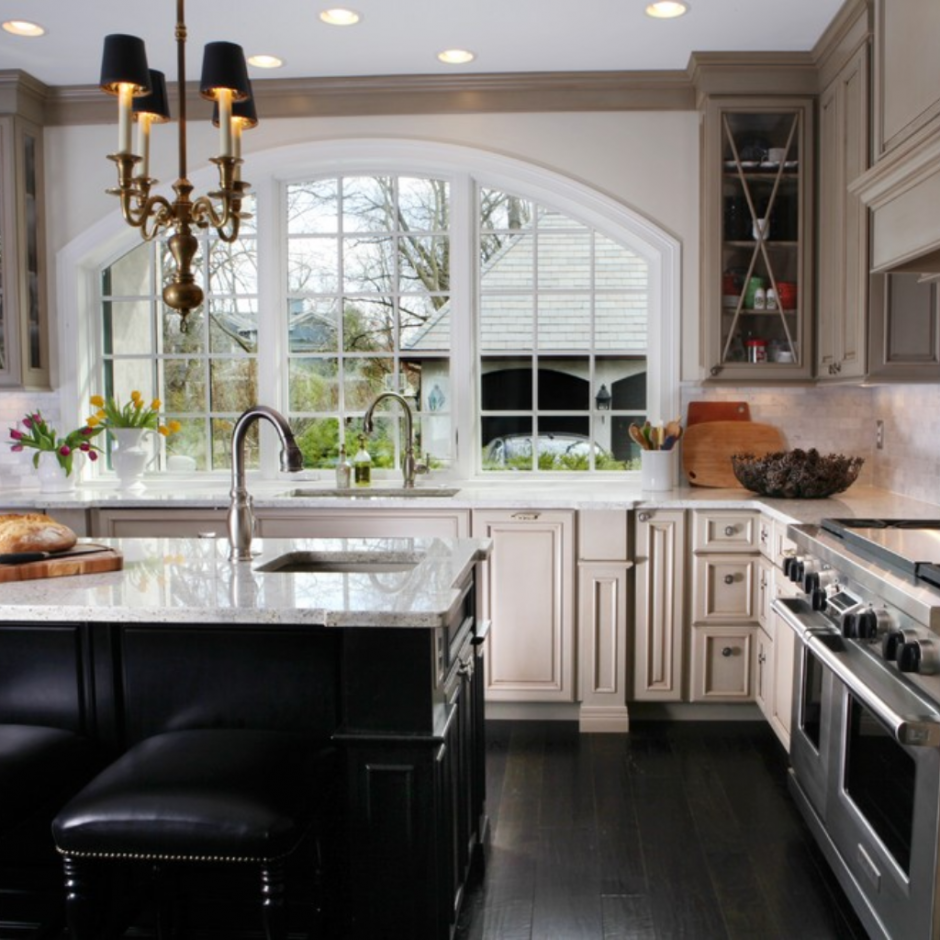 Классический кухонный гарнитур с раковиной у окна