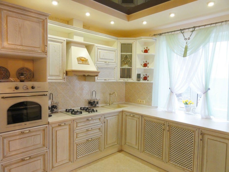 Угловая классическая кухня с окном